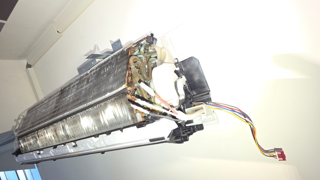 麻豆富士通冷氣全拆洗，電控盒與機板已拆下，室內機僅留蒸發器與管路