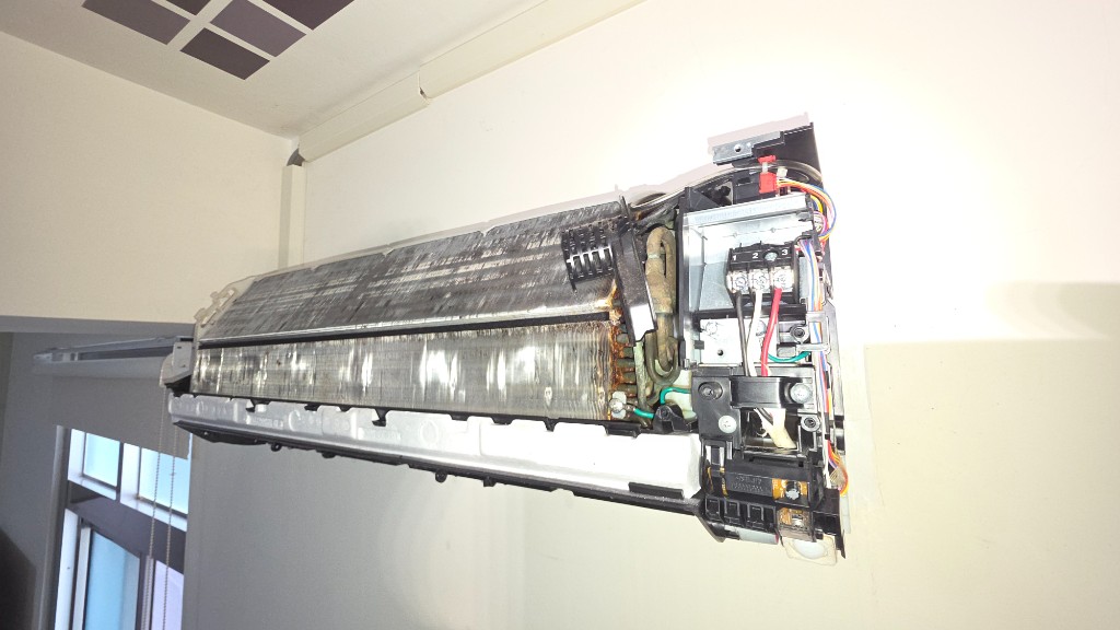 麻豆富士通冷氣全拆洗後，蒸發器與電控盒組裝回室內機