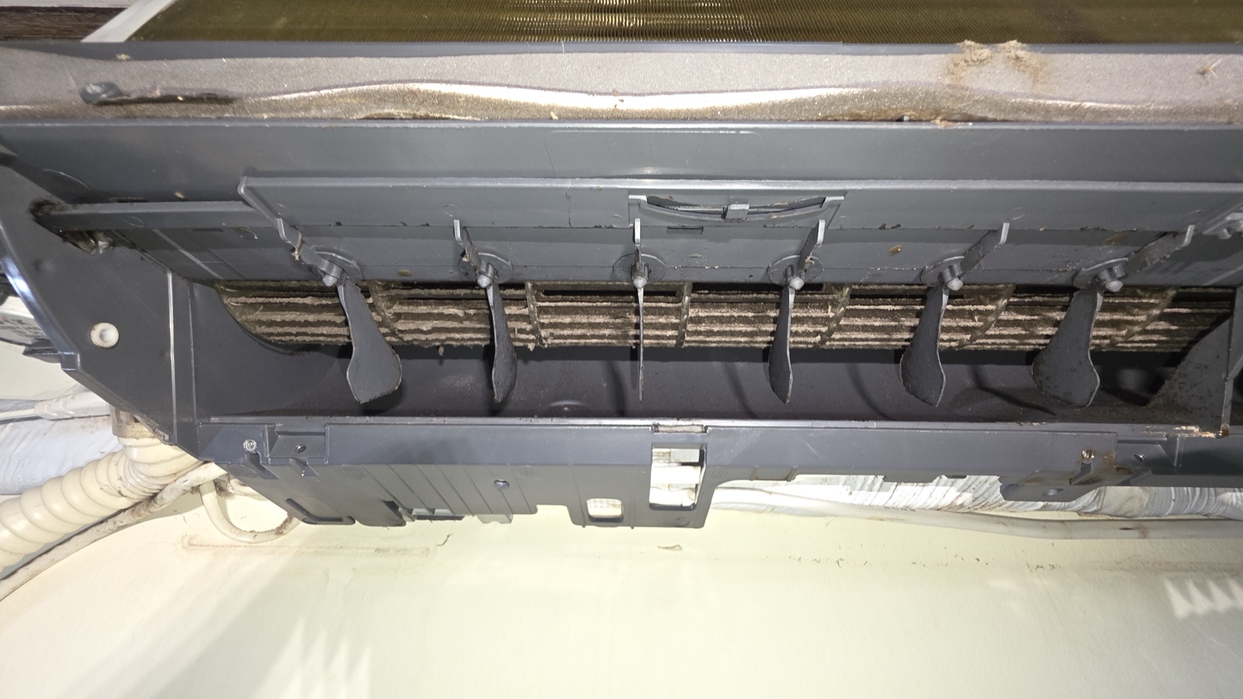 台南六甲區聲寶分離式冷氣清洗前，風輪與出風口累積大量灰塵