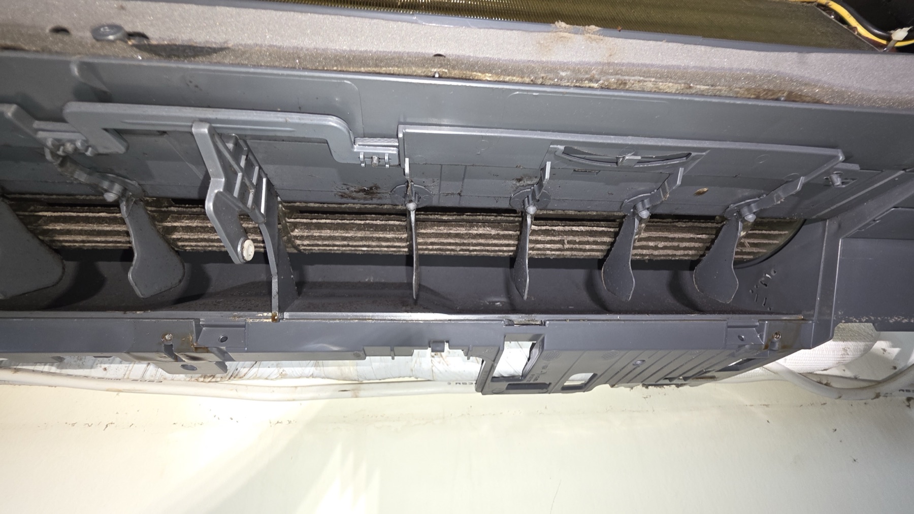 六甲聲寶冷氣清洗前，導風片與出風口內側累積灰塵