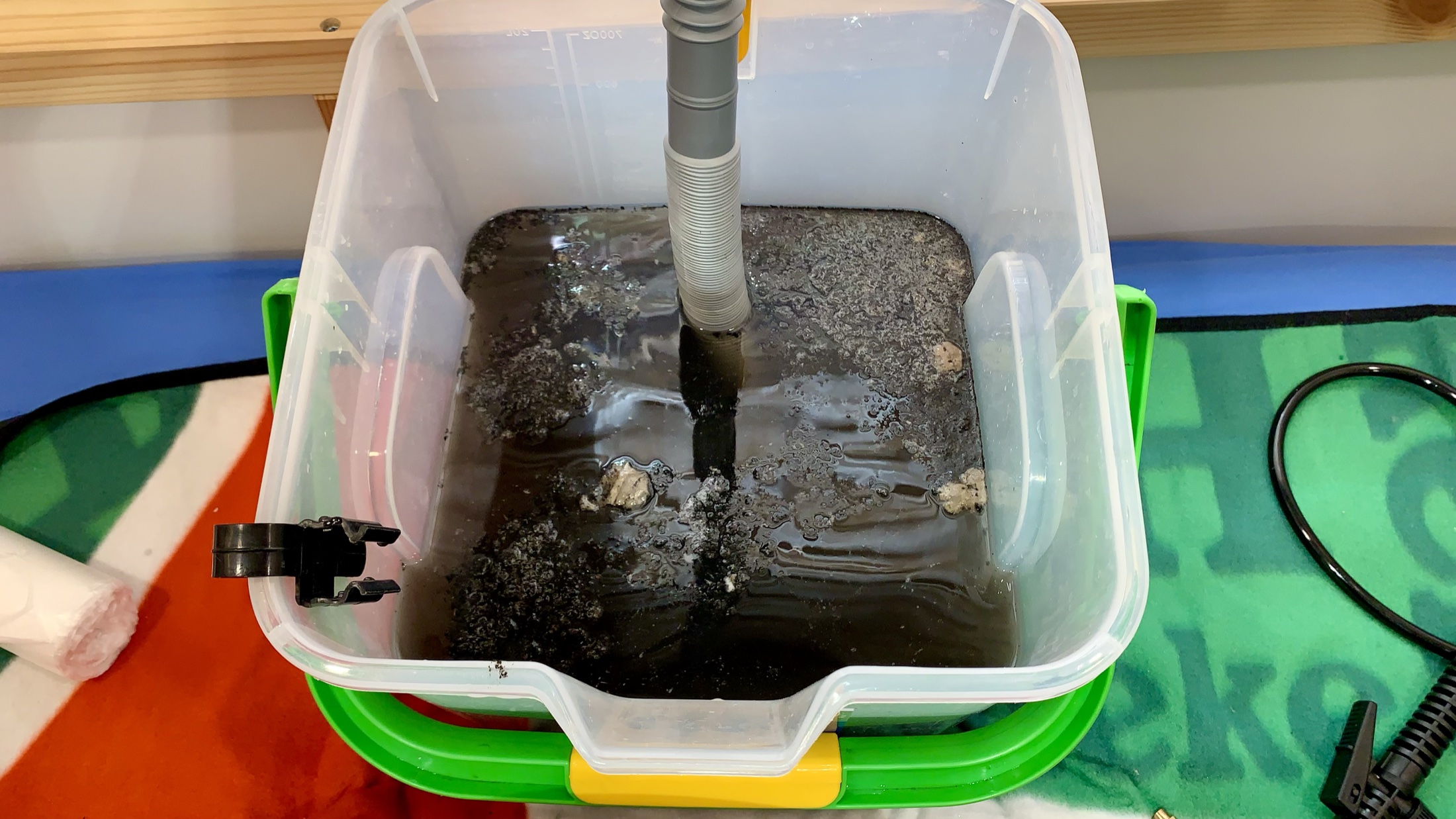 冷氣清洗後流下來的黑色污水