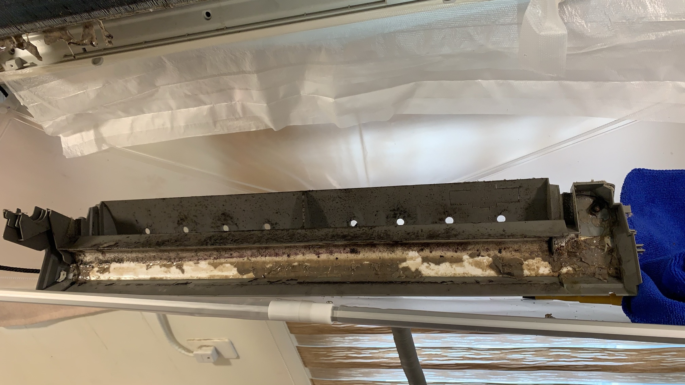 冷氣水盤與內部結構堆積污泥與髒污