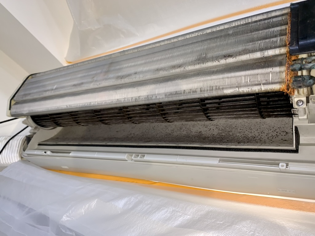 冷氣清洗前風鼓與內部累積髒污