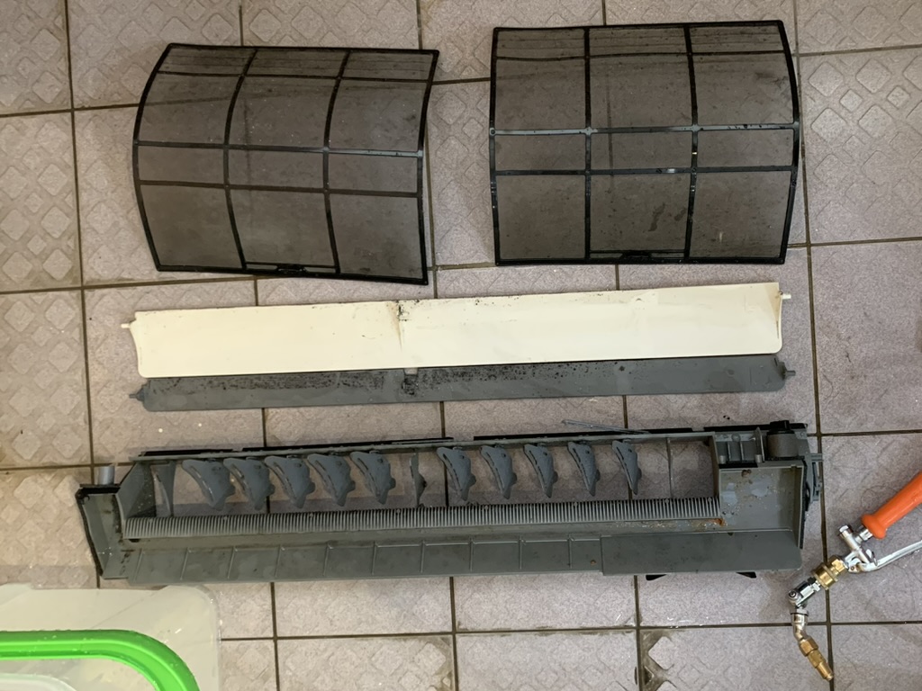 拆下的濾網與導風零件可見大量灰塵