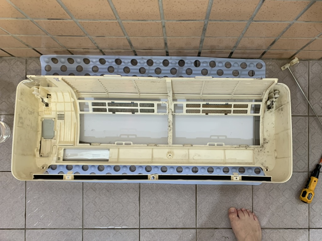 冷氣外殼拆下後進行細部清洗