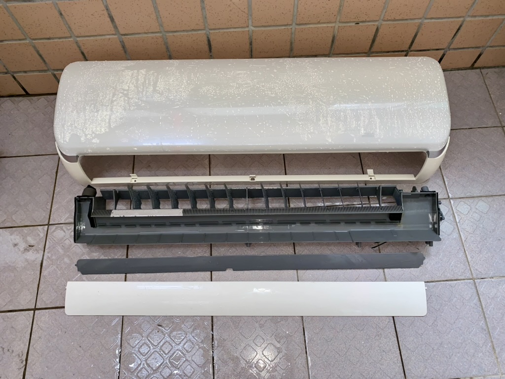 冷氣外殼與導風件清洗後整齊擺放