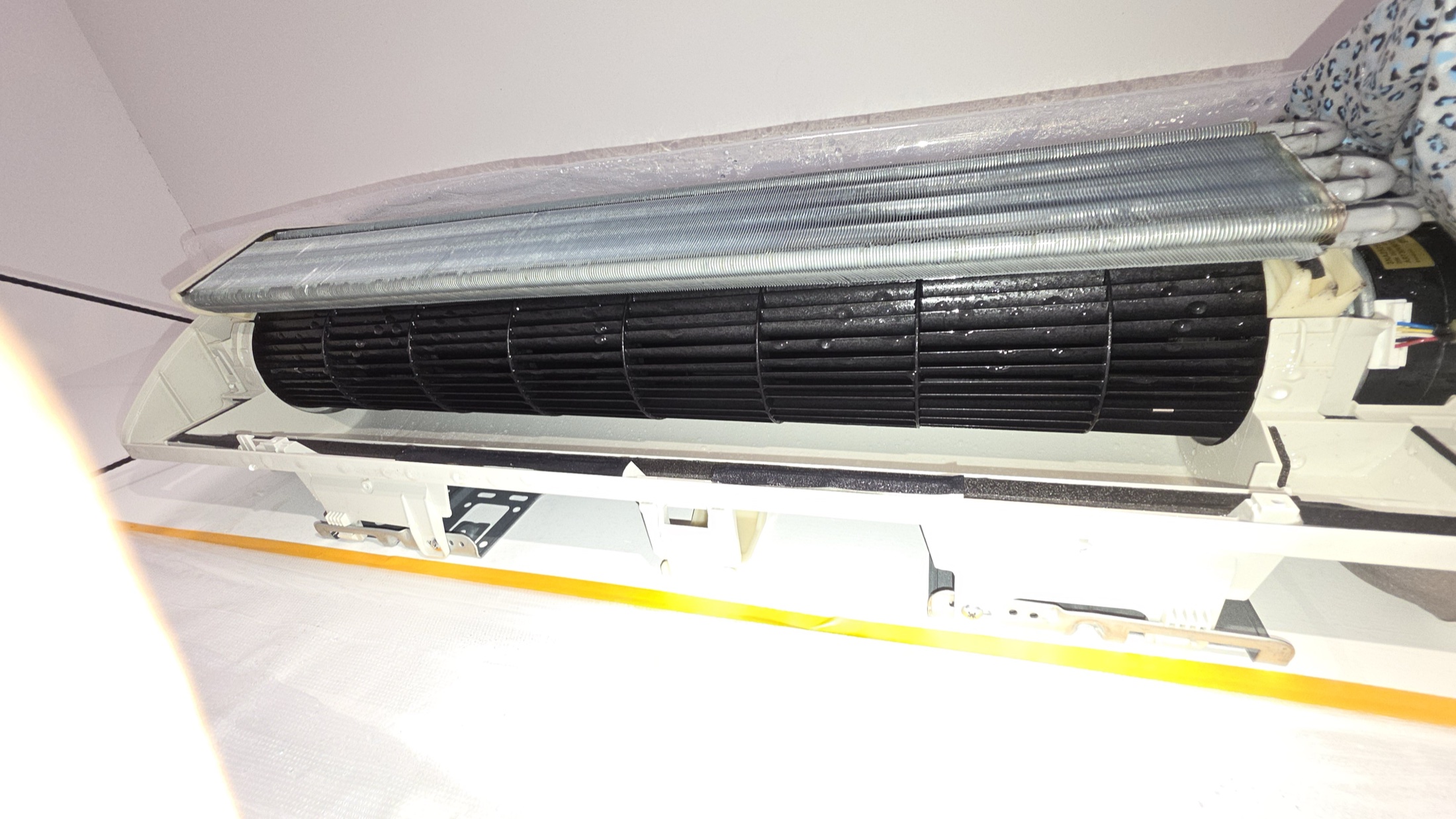 善化日立冷氣清洗後，風輪與內部零件恢復乾淨狀態