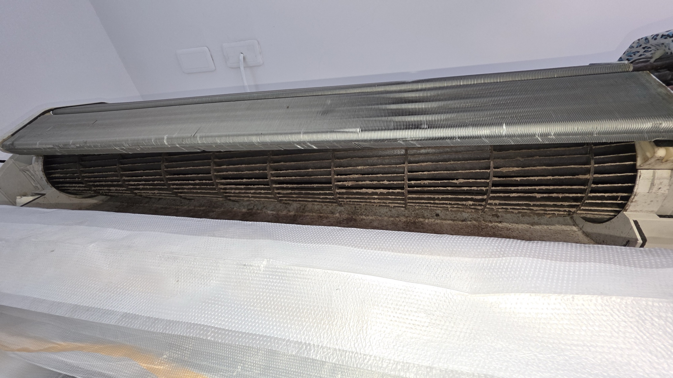 善化蓮潭里日立分離式冷氣清洗前，風輪與蒸發器累積大量灰塵與髒污