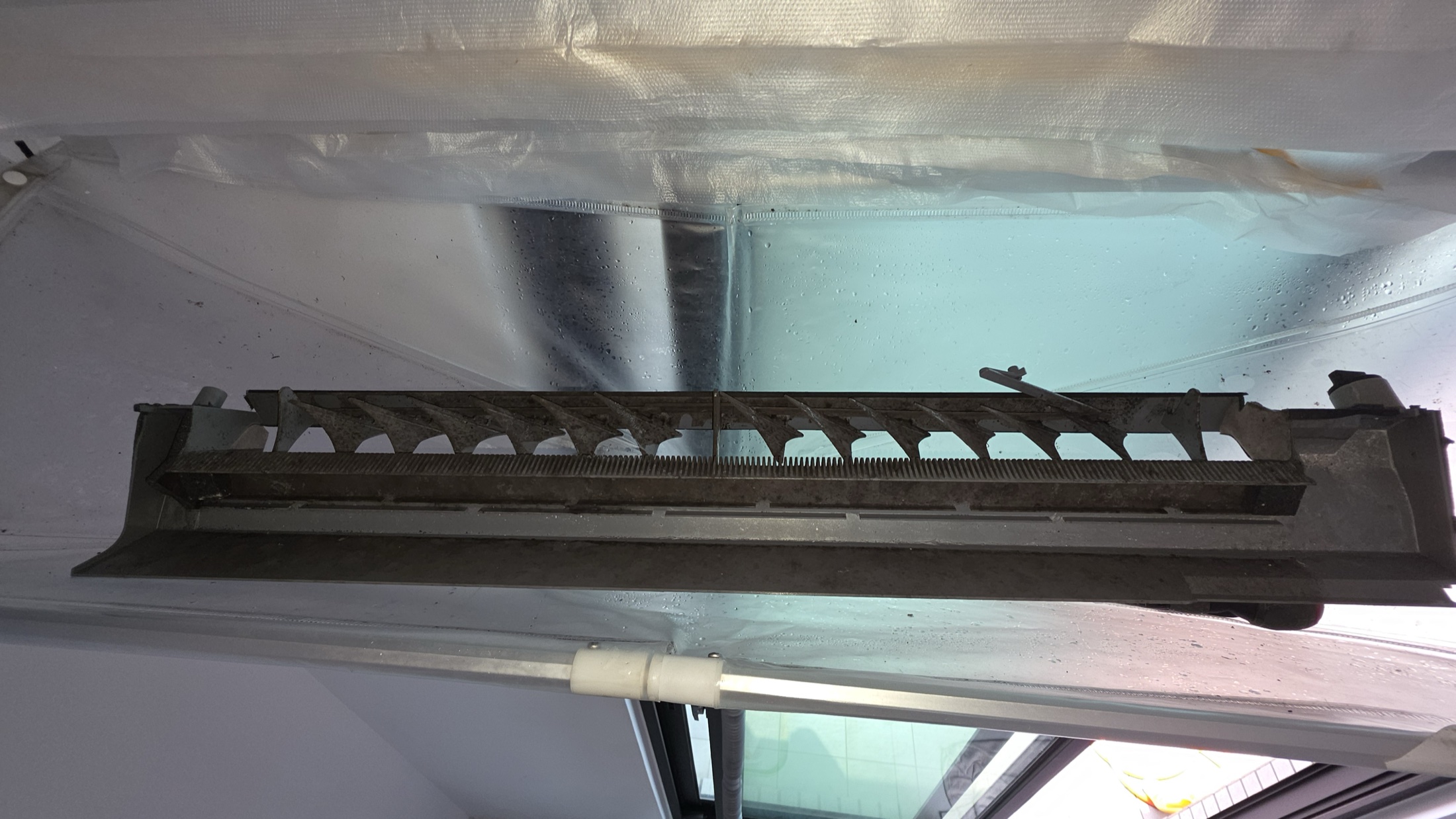 善化日立冷氣導風件與出風口零件沾附大量髒污