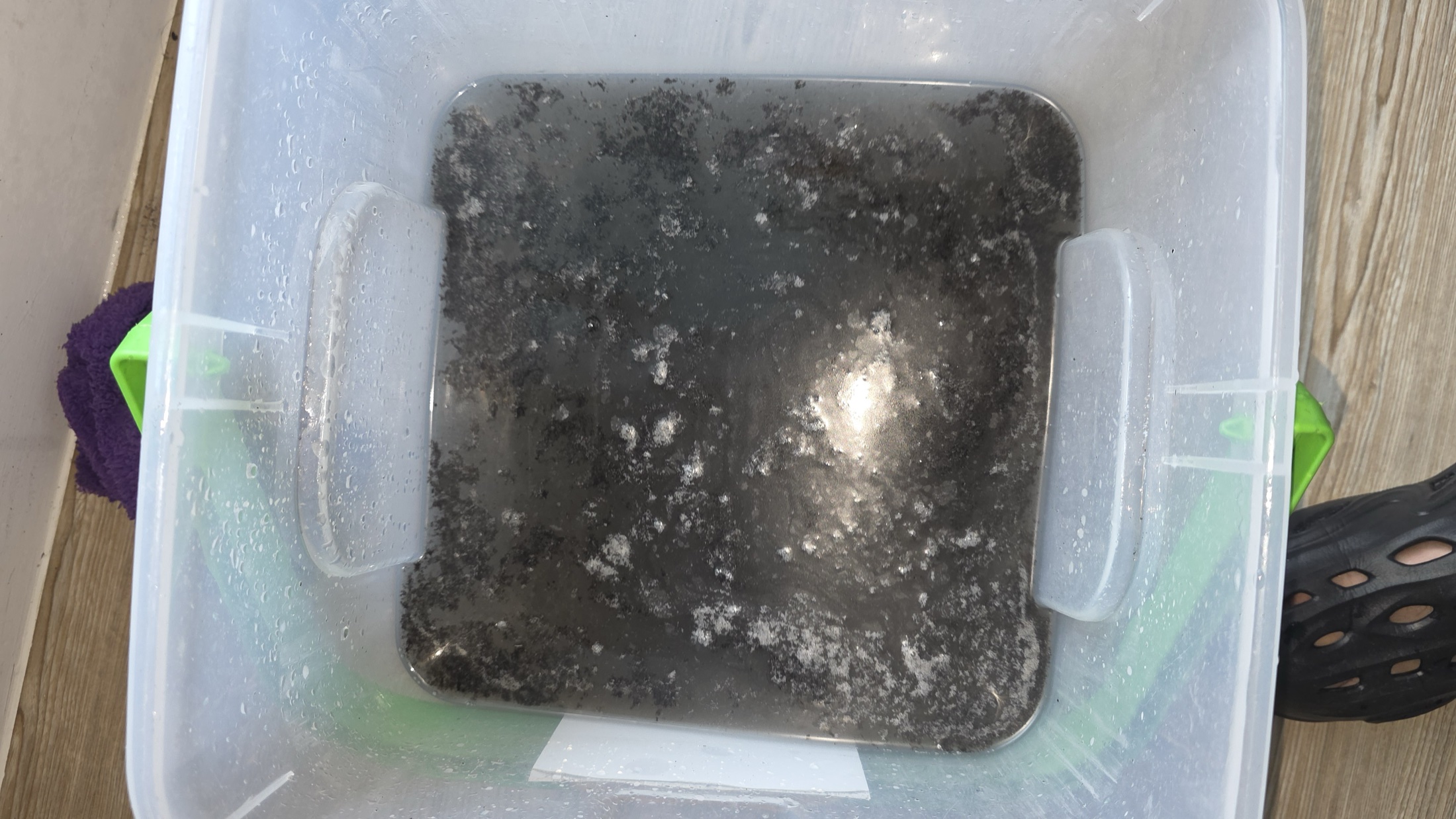 善化日立冷氣清洗後洗出的髒污水，顯示內部髒污累積嚴重