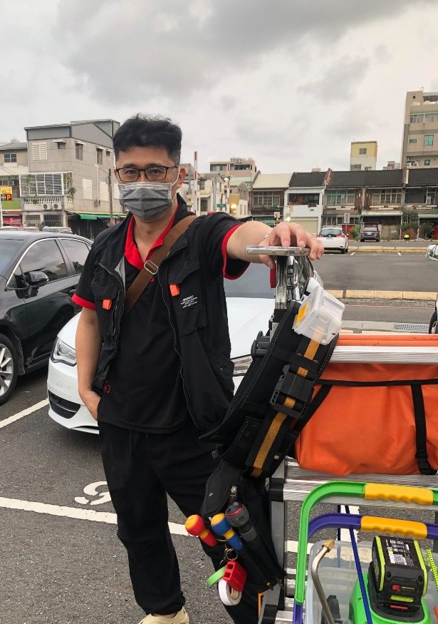 飛揚清洗技師與到府清洗裝備合影