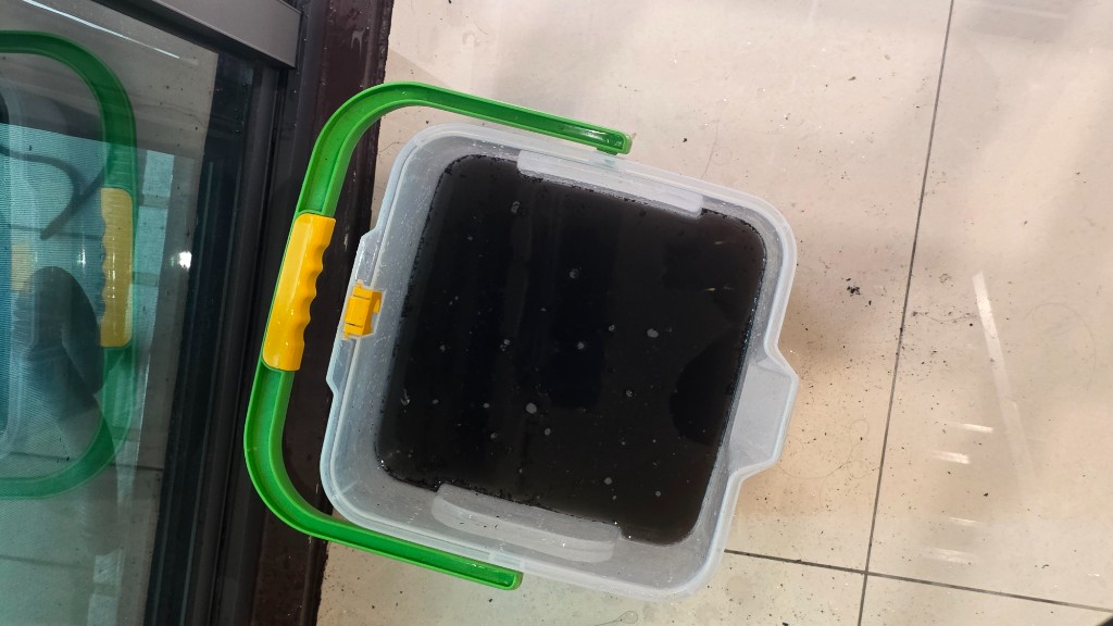新市三洋冷氣清洗後洗出的髒污水，顯示內部灰塵已被帶出